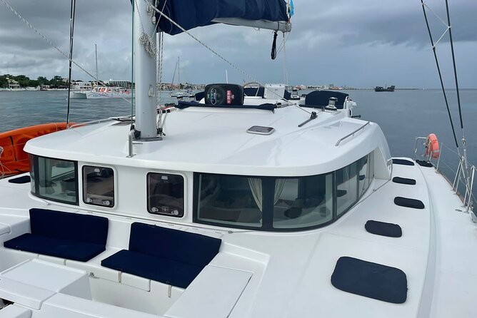 5 Hr Private Catamaran Cruise with lunch and drinks to 15-20 ppl - Food, drinks, and the rhythm of the day