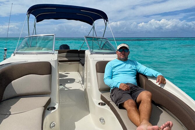 Private snorkeling with 23ft Sea Ray in San Miguel de Cozumel - The captain controls the route